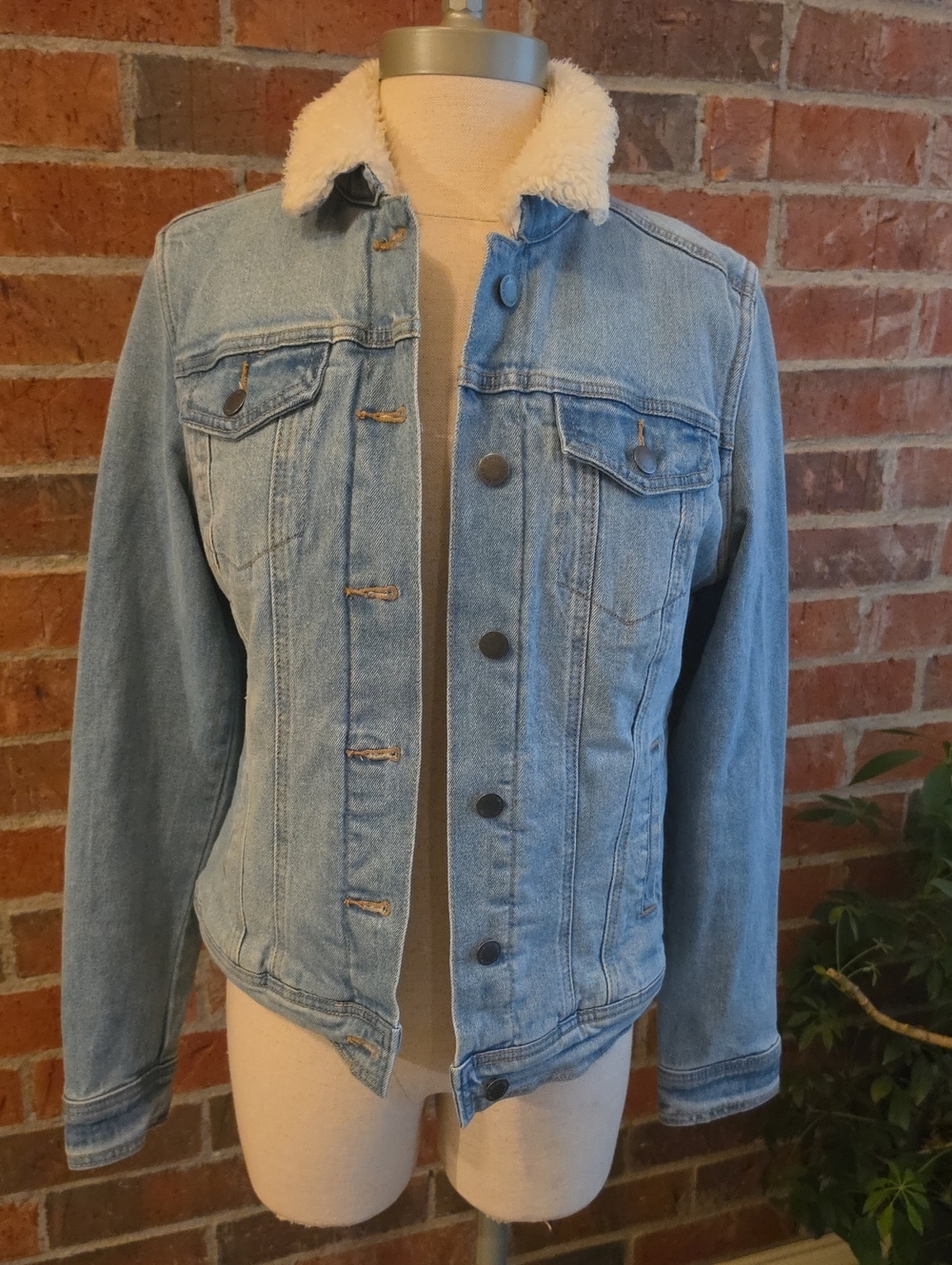 Universal Thread Light Blue Denim Trucker Jacket with Cream Sherpa Collar Small
